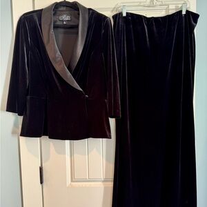 “ALEX EVENINGS” Black velvet & Satin Collar (feel) two-piece top and long skirt